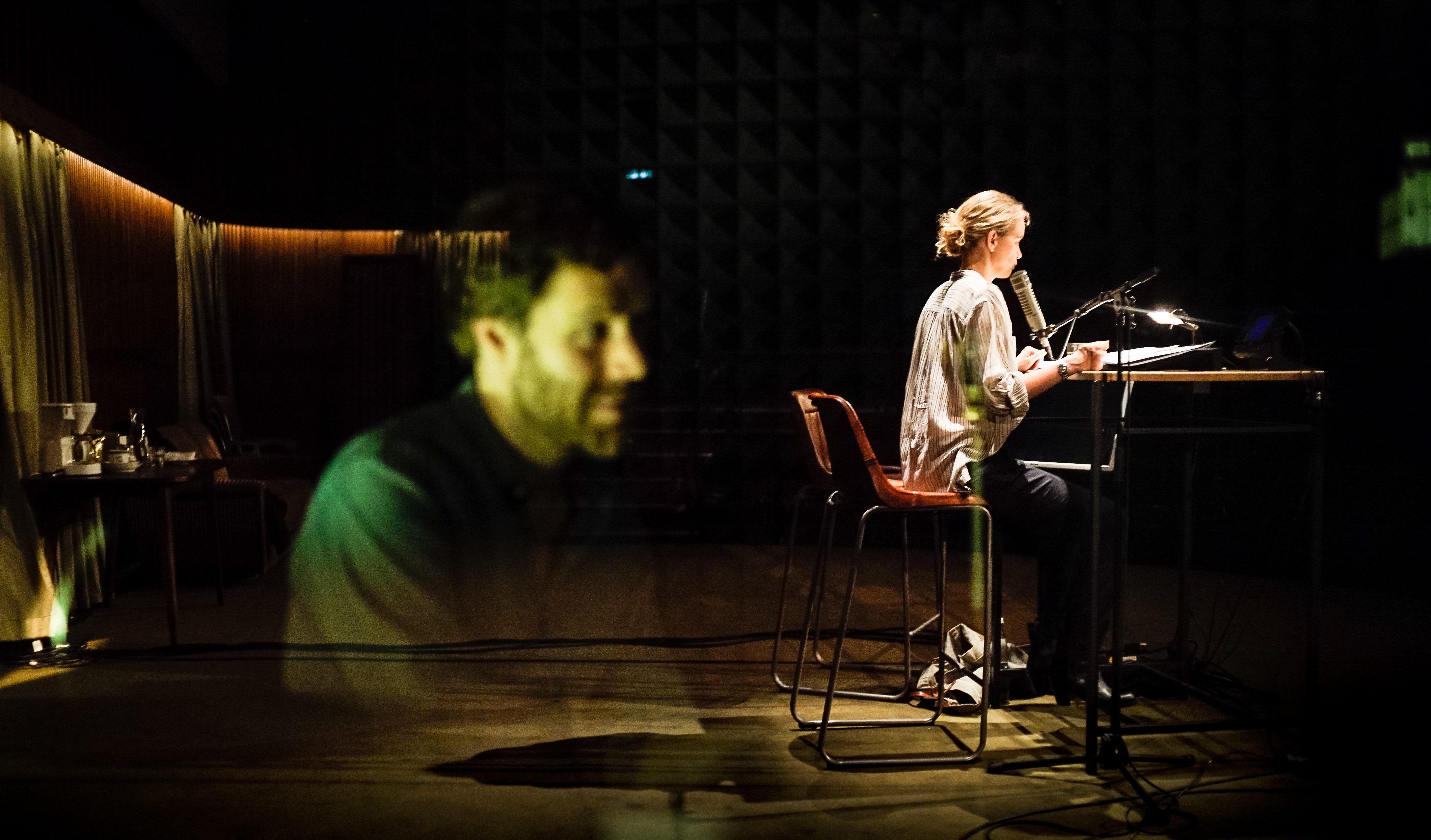 Rückkehr nach Reims von Didier Eribon Regie: Thomas Ostermeier Bühne, Kostüme: Nina Wetzel Dramaturgie: Florian Borchmeyer Licht: Erich Schneider Schaubühne Berlin Copyright by Arno Declair Birkenstr. 13 b, 10559 Berlin Telefon +49 (0) 30 695 287 62 mobil +49 (0)172 400 85 84 arno@iworld.de Konto 600065 208 Blz 20010020 Postbank Hamburg IBAN/BIC : DE70 2001 0020 0600 0652 08 / PBNKDEFF Veröffentlichung honorarpflichtig! Mehrwertsteuerpflichtig 7% USt-ID Nr. DE 273950403 St.Nr. 34/257/00024 FA Berlin Mitte/Tiergarten