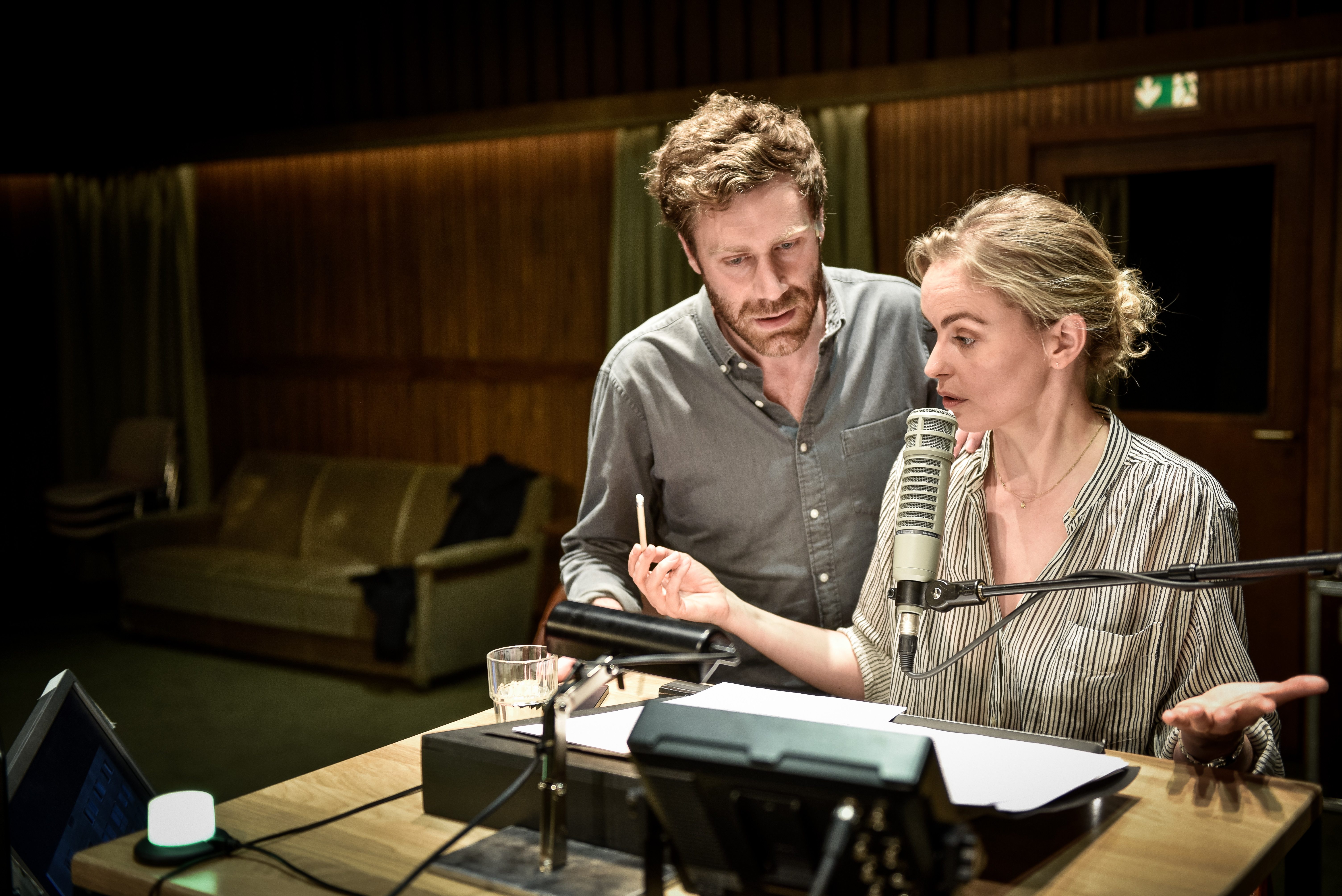Rückkehr nach Reims von Didier Eribon Regie: Thomas Ostermeier Bühne, Kostüme: Nina Wetzel Dramaturgie: Florian Borchmeyer Licht: Erich Schneider Schaubühne Berlin Copyright by Arno Declair Birkenstr. 13 b, 10559 Berlin Telefon +49 (0) 30 695 287 62 mobil +49 (0)172 400 85 84 arno@iworld.de Konto 600065 208 Blz 20010020 Postbank Hamburg IBAN/BIC : DE70 2001 0020 0600 0652 08 / PBNKDEFF Veröffentlichung honorarpflichtig! Mehrwertsteuerpflichtig 7% USt-ID Nr. DE 273950403 St.Nr. 34/257/00024 FA Berlin Mitte/Tiergarten