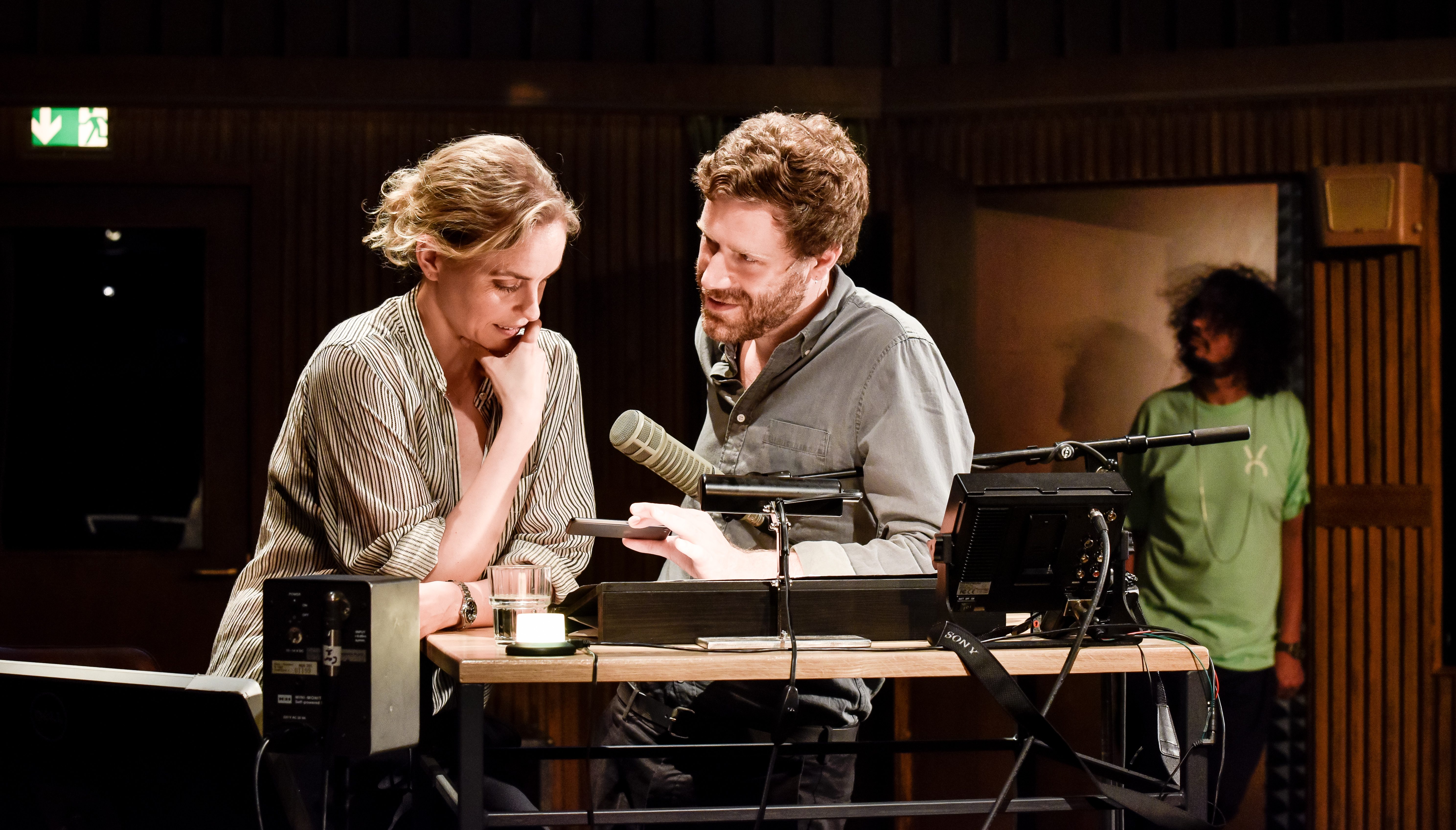Rückkehr nach Reims von Didier Eribon Regie: Thomas Ostermeier Bühne, Kostüme: Nina Wetzel Dramaturgie: Florian Borchmeyer Licht: Erich Schneider Schaubühne Berlin Copyright by Arno Declair Birkenstr. 13 b, 10559 Berlin Telefon +49 (0) 30 695 287 62 mobil +49 (0)172 400 85 84 arno@iworld.de Konto 600065 208 Blz 20010020 Postbank Hamburg IBAN/BIC : DE70 2001 0020 0600 0652 08 / PBNKDEFF Veröffentlichung honorarpflichtig! Mehrwertsteuerpflichtig 7% USt-ID Nr. DE 273950403 St.Nr. 34/257/00024 FA Berlin Mitte/Tiergarten