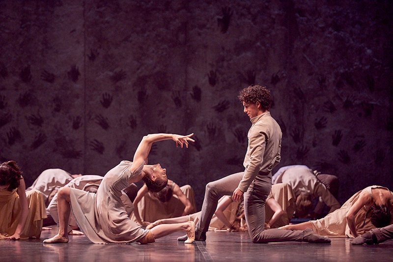 alina-cojocaru-and-isaac-hernandez-in-akram-khans-giselle-c-laurent-liotardo_800x534